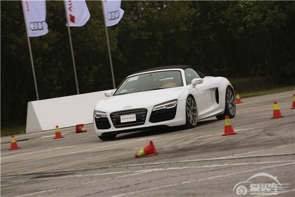 全新R8 LMS激情亮相，诠释奥迪百年运动基因