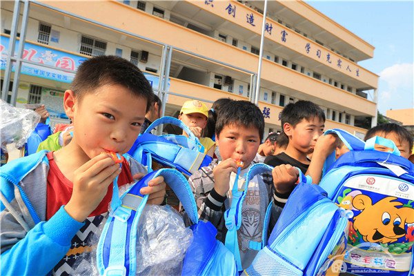 三省探访，爱心聚力 “同走上学路”大众汽车儿童安全书包爱心行动圆满落幕