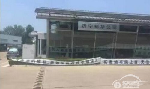 猖狂至极！奥迪车主4S店被抢12万后遭拖行近百米