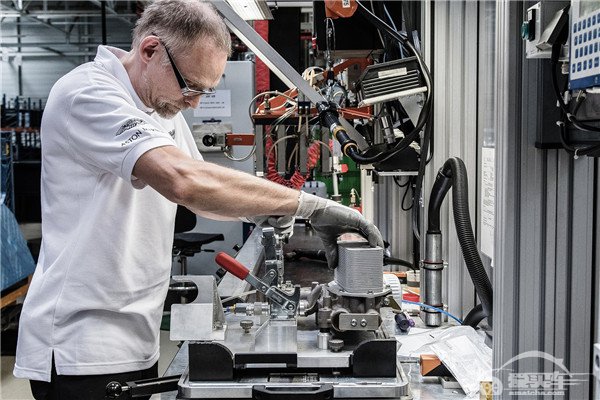 阿斯顿·马丁发动机工厂启动生产DB11的新款V12发动机