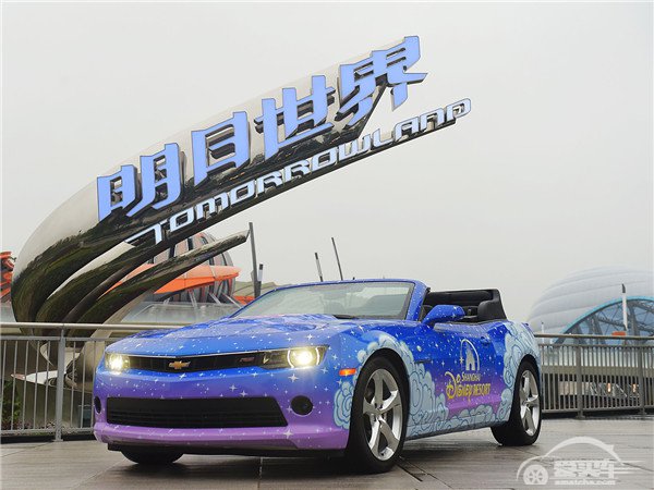 雪佛兰独家赞助标志性景点“创极速光轮” 传奇跑车科迈罗引导“花车巡游”