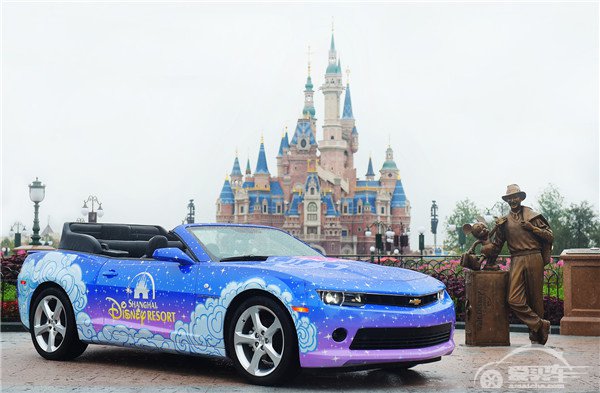 雪佛兰独家赞助标志性景点“创极速光轮” 传奇跑车科迈罗引导“花车巡游”