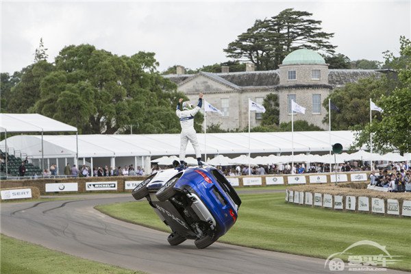 捷豹F-PACE技惊全场 古德伍德速度节上演单边行驶性能秀