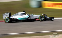  梅赛德斯在保罗里卡德赛道测试倍耐力湿地轮胎 