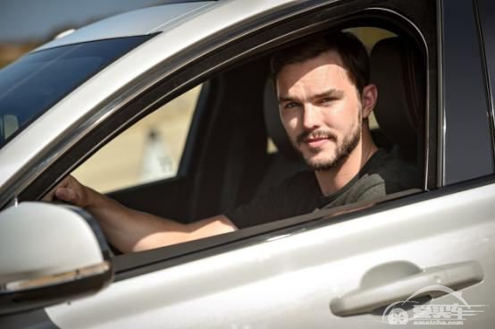 英国演员尼古拉斯·霍尔特驾驶捷豹车型圆满完成独一无二的驾驶挑战