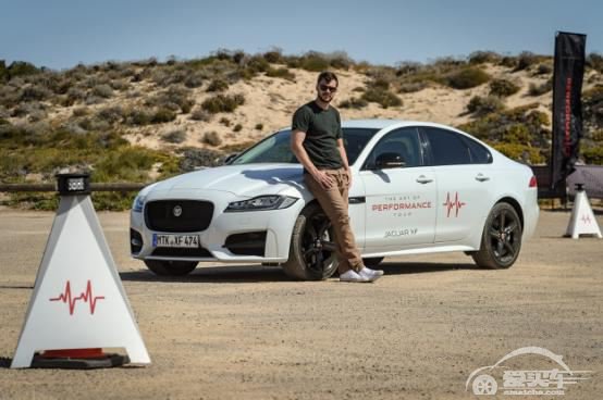 英国演员尼古拉斯·霍尔特驾驶捷豹车型圆满完成独一无二的驾驶挑战