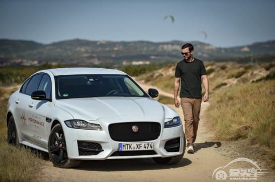 英国演员尼古拉斯·霍尔特驾驶捷豹车型圆满完成独一无二的驾驶挑战