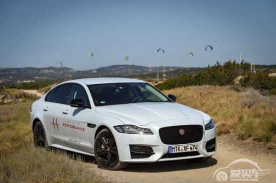 英国演员尼古拉斯·霍尔特驾驶捷豹车型圆满完成独一无二的驾驶挑战