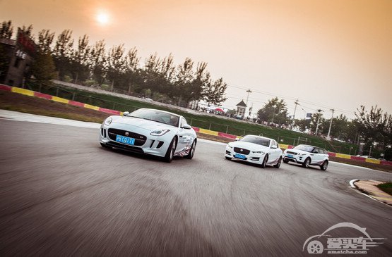 当“英伦绅士”遇上赛道激情 捷豹路虎现身第二届英国赛车节活动