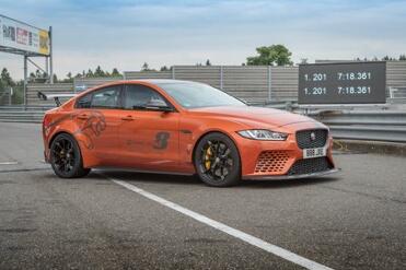 纽北最快量产四门轿车揭晓 SV Project捷豹XE8再度突破圈速纪录