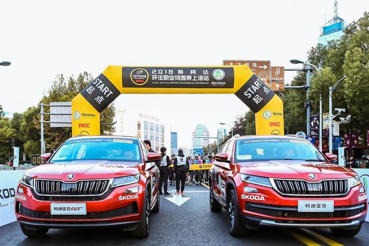  环法冠军贝尔纳尔获颁斯柯达奖杯 