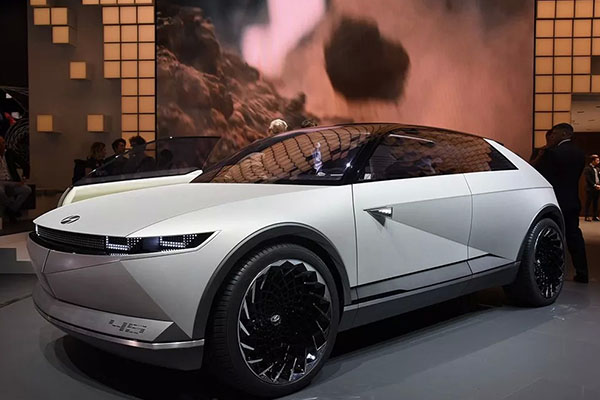  阿斯顿·马丁DBX、现代45概念车等，盘点进博会值得看的首发新车 