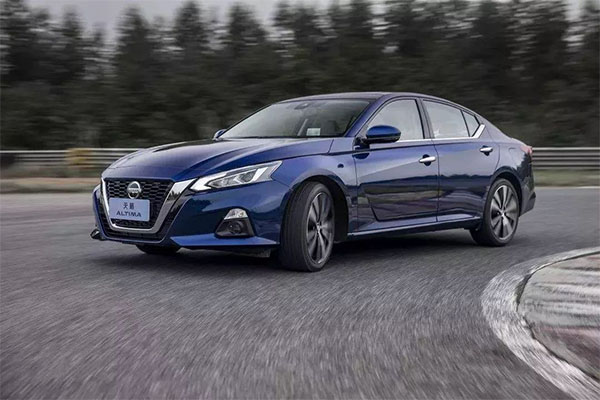  中高级轿车市场风起云涌，2020款迈腾和2020款天籁怎么选？ 