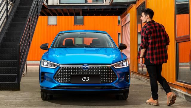  全家人的魅力担当! 比亚迪e3这样的电动汽车谁能不爱? 