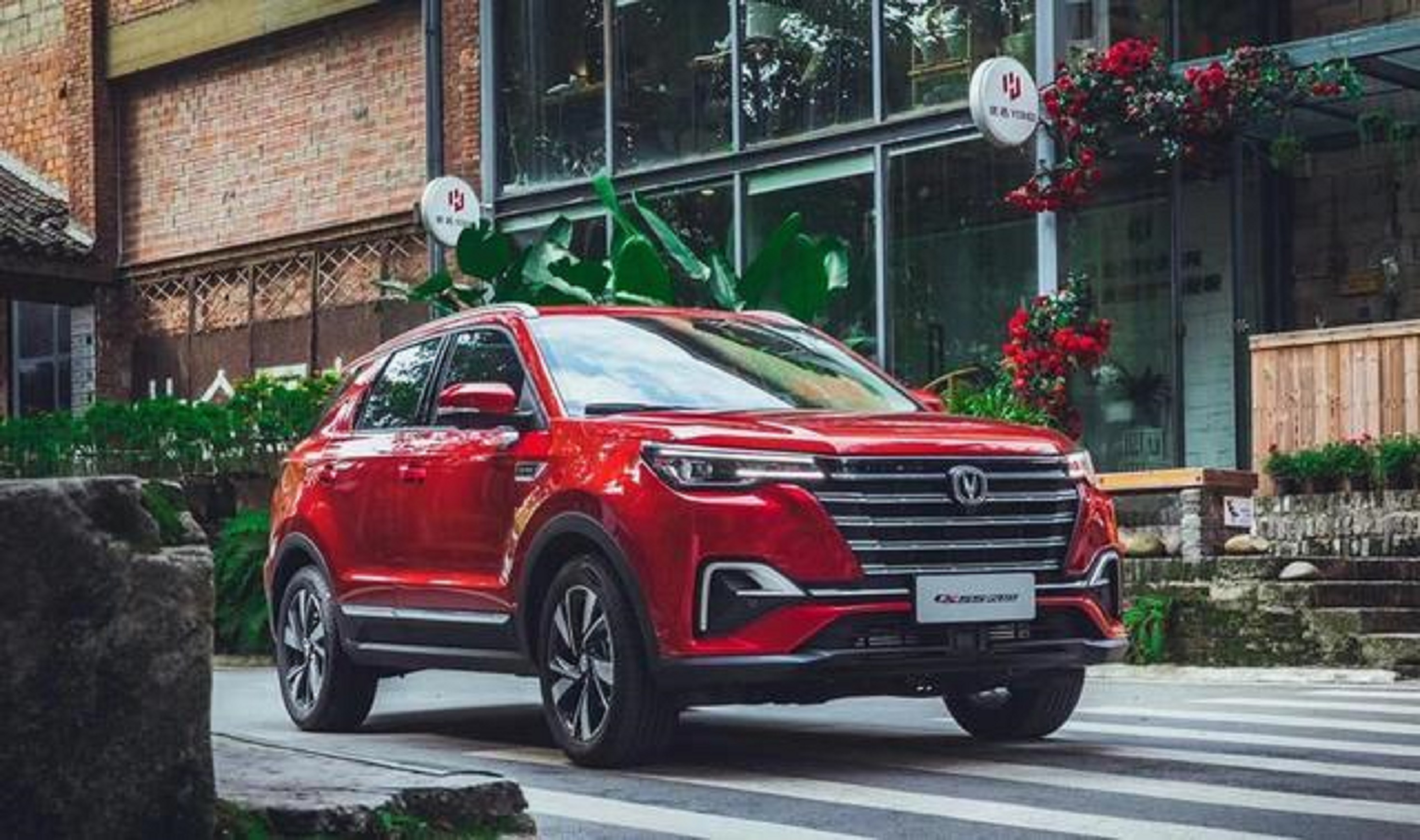  10.25英寸液晶双联屏1.5T+6AT动力，长安CS55PLUS自驾出游明智之选 