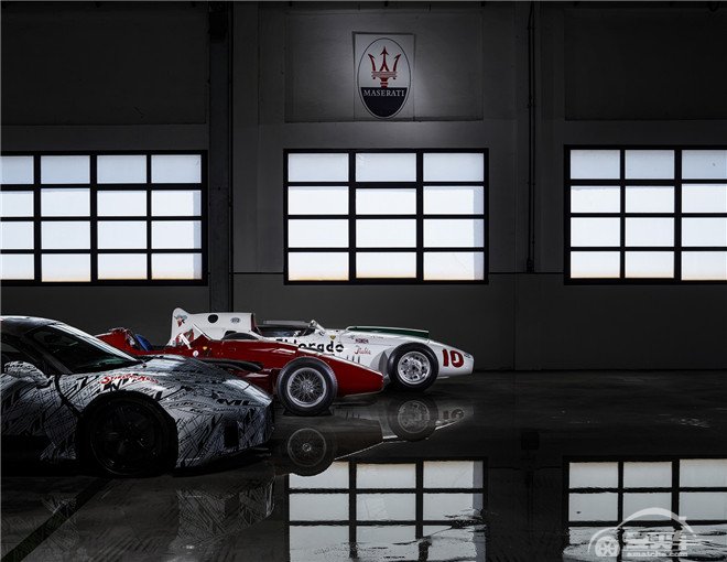 MC20原型车亮相，致敬“无冕之王”斯特林·莫斯爵士