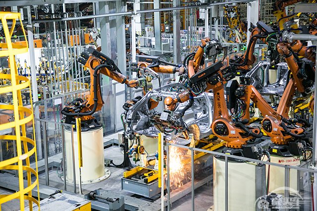 【汽车人◆聚焦两会①】非常时期“两会”，擎动车业未来