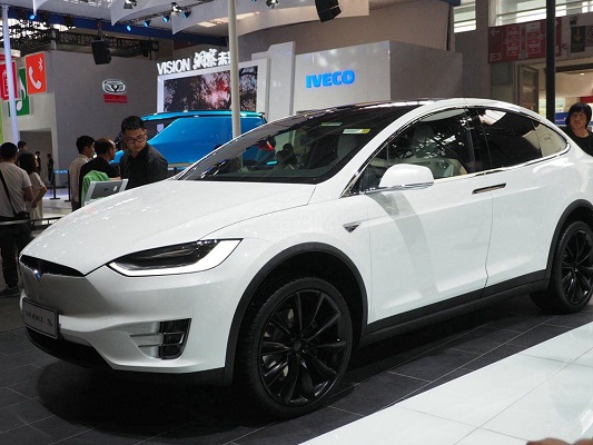  特斯拉推出一项全新“黑科技” 网友：这不是比亚迪玩剩下的吗？ 