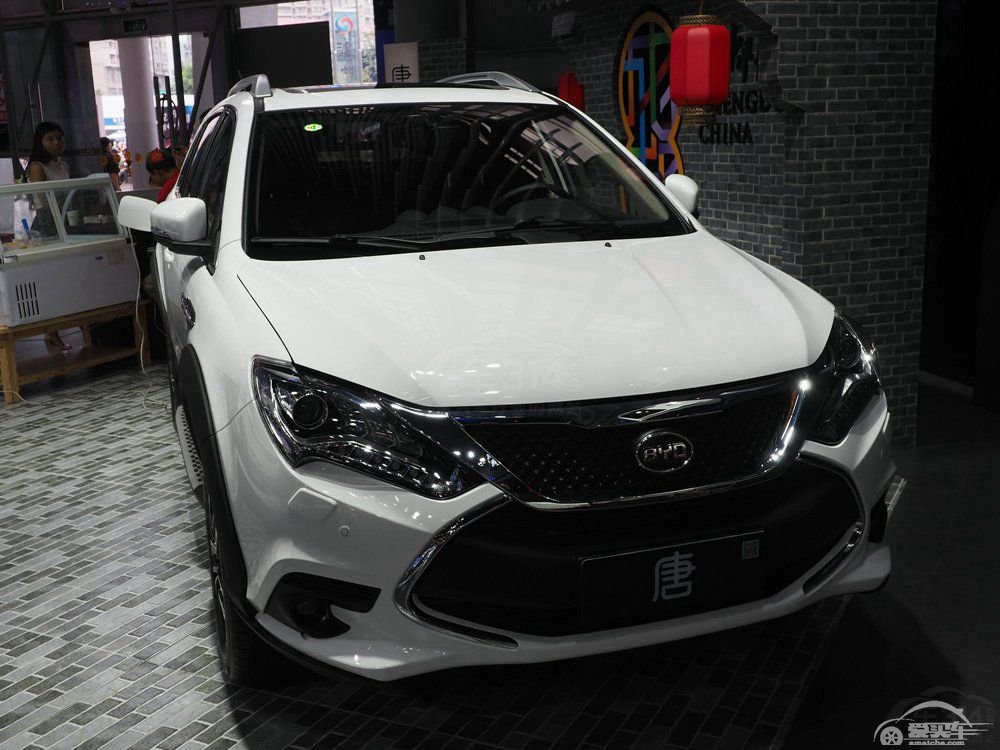 特斯拉推出一项全新“黑科技” 网友：这不是比亚迪玩剩下的吗？