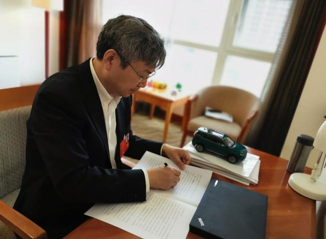  两会建言尹同跃 发展中国方案智能网联汽车操作系统 保障产业安全 