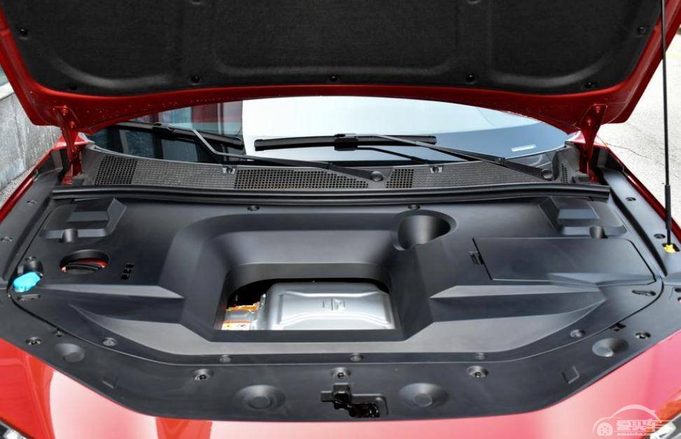 零跑S01外观不输燃油跑车，整体设计时尚简约，回头率爆棚！