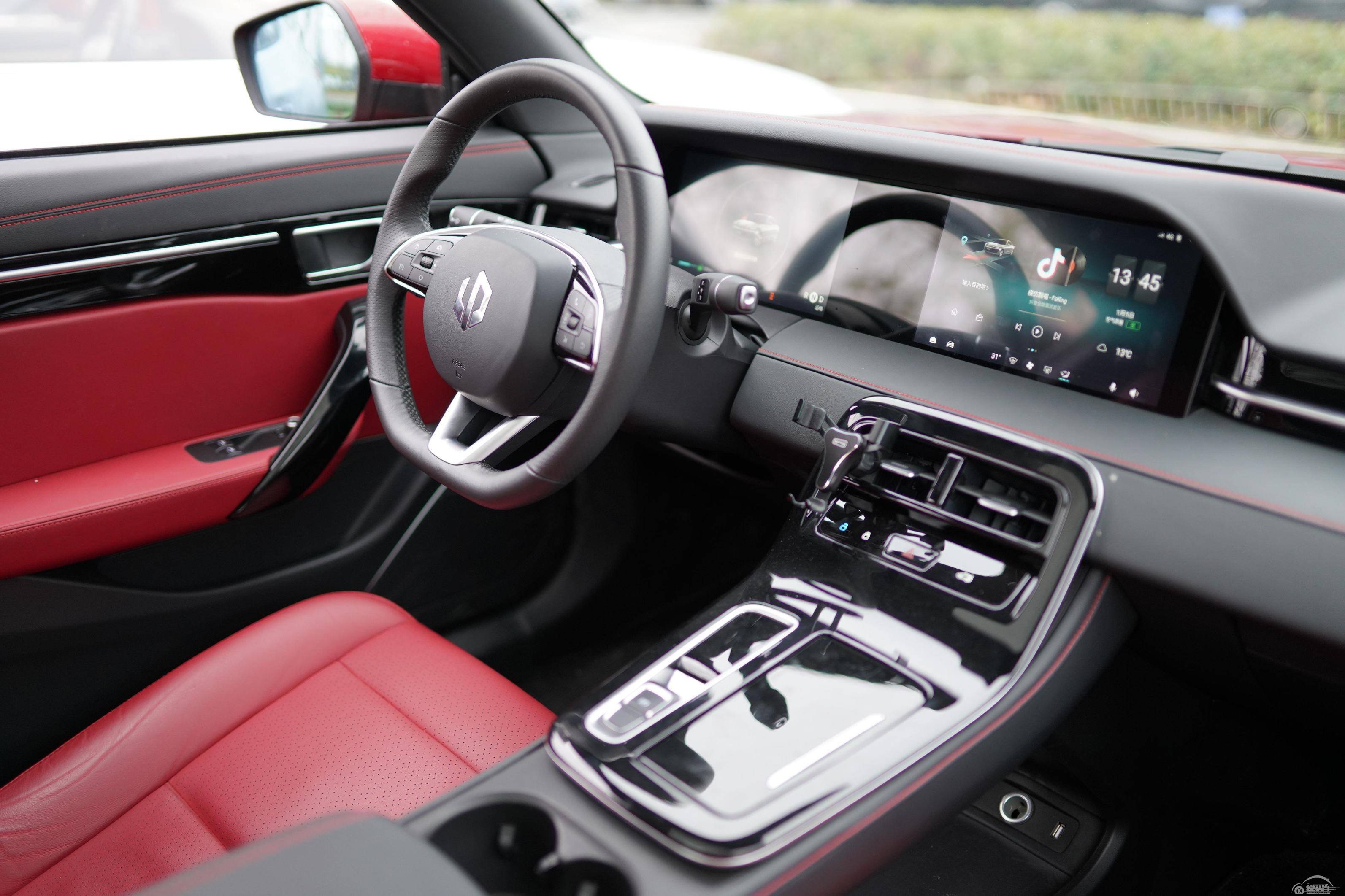 零跑S01外观不输燃油跑车，整体设计时尚简约，回头率爆棚！