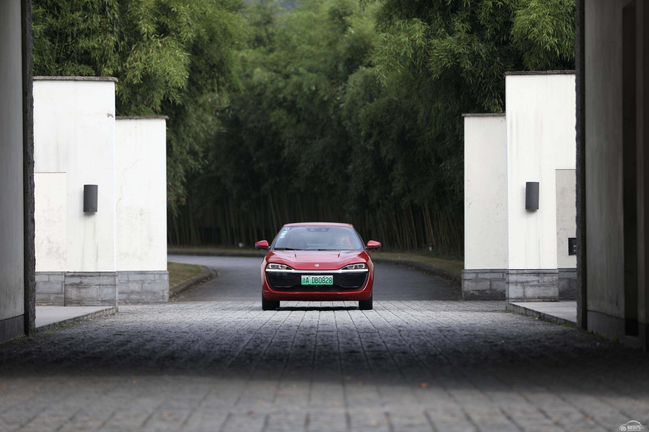 零跑S01外观不输燃油跑车，整体设计时尚简约，回头率爆棚！