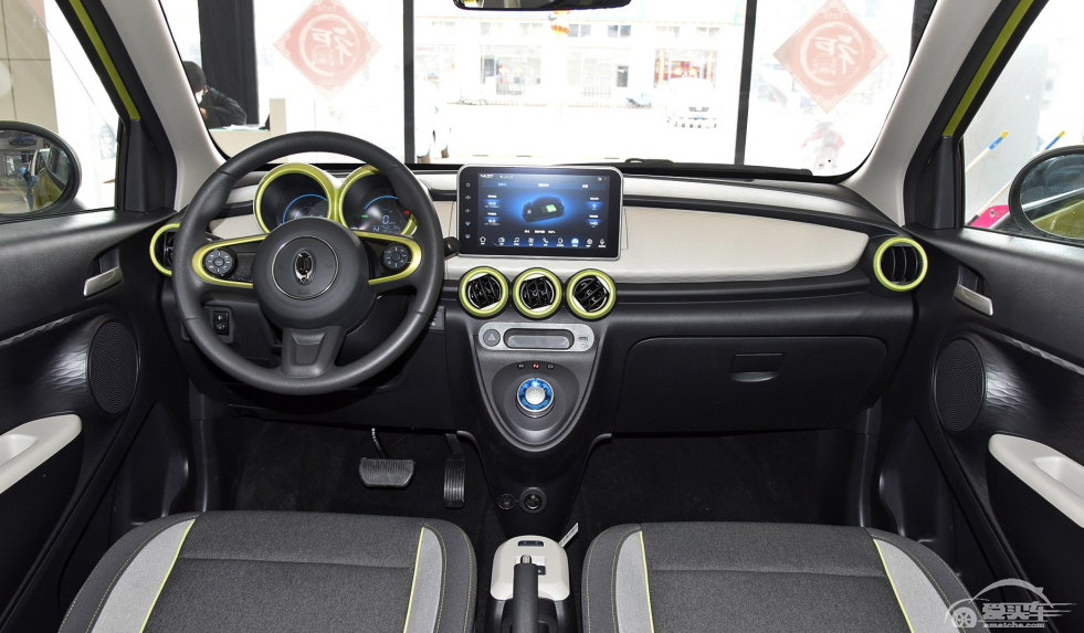 零跑T03造就新势力，10项驾驶辅助功能，欧拉R1黯然失色