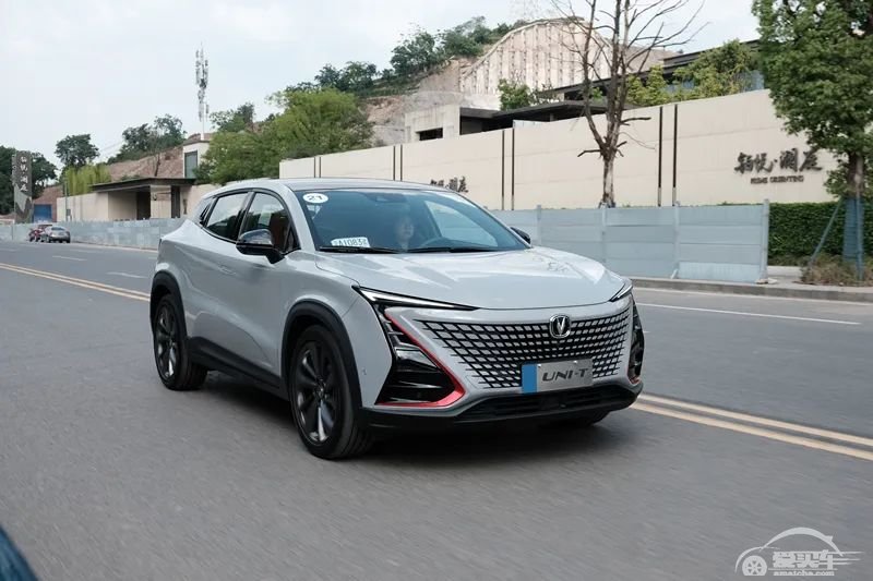 都出自长安，不用15万，你选马自达CX-30还是UNI-T？