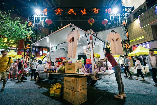 人民五菱荣光售货车助力中国“地摊经济”火起