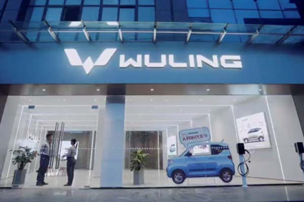 全国首家五菱新能源体验店落户河南商丘