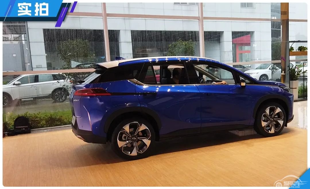 下雨天都这么多人看埃安V，最大的亮点居然不是600km续航？