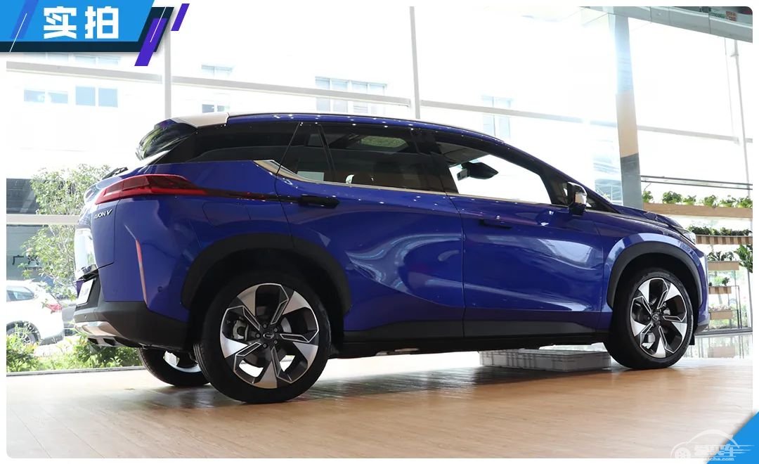 下雨天都这么多人看埃安V，最大的亮点居然不是600km续航？