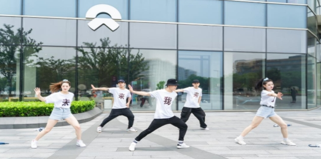广汽蔚来＂拍了拍”同行，全球首个品牌体验中