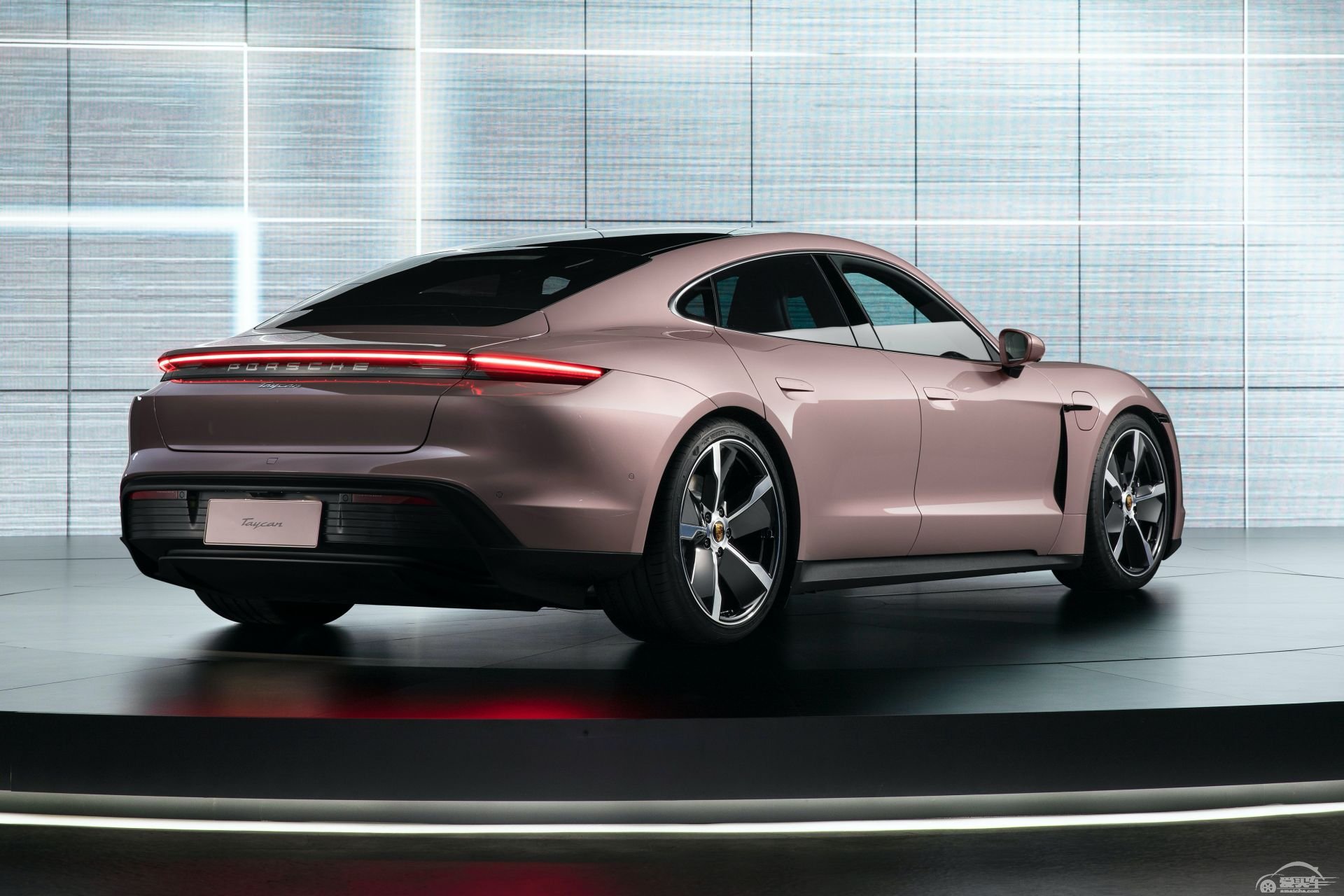 别再说Taycan太贵买不起，保时捷把台阶给你准备好了