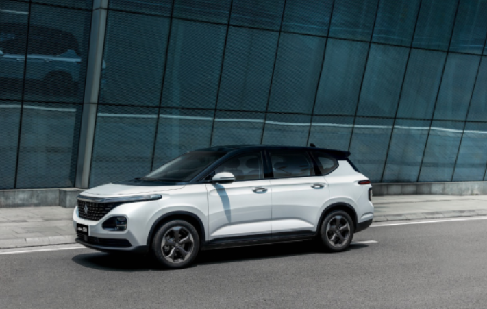 新宝骏RM-5车主评测，7座带上两家人，车内功能可