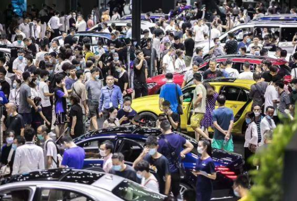  买车一时，用车一世，奔驰出招快、稳、值 