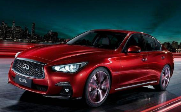  别看英菲尼迪Q50国内不咋地，在美国可以说是＂四门GT-R＂ 