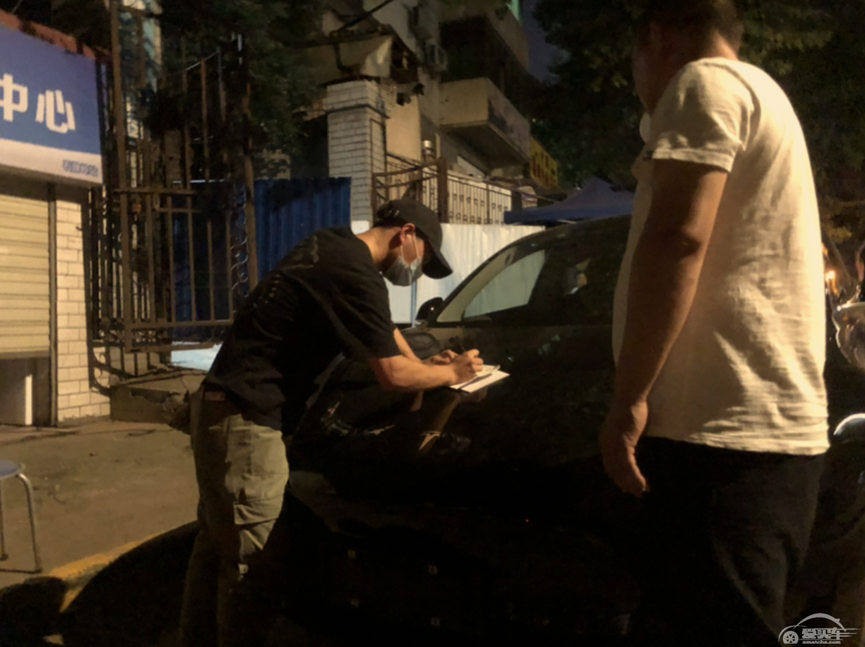 武汉拼多多团购车主正在签字提车 最新进展:特斯拉称从未将车主拉黑,车主与拼多多自导自演