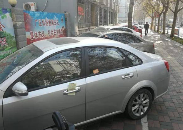  停车入位却被贴条？车主：有些“条”真是哭笑不得！ 