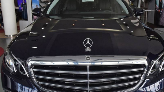  最高优惠10万，奔驰E级低配降至32.98万，准备买C级的要犹豫了 