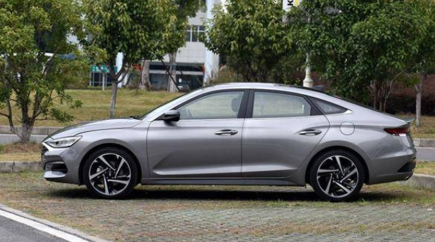  零百加速6.7S 配红色安全带 合资轿跑 仅11万起 