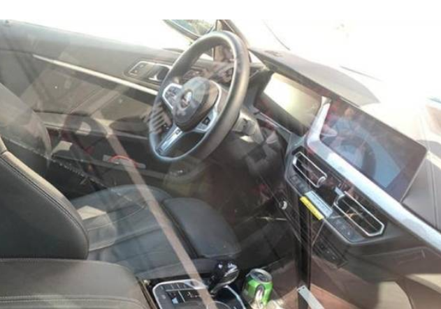  类似双联屏 全新宝马1系三厢版内饰谍照曝光 