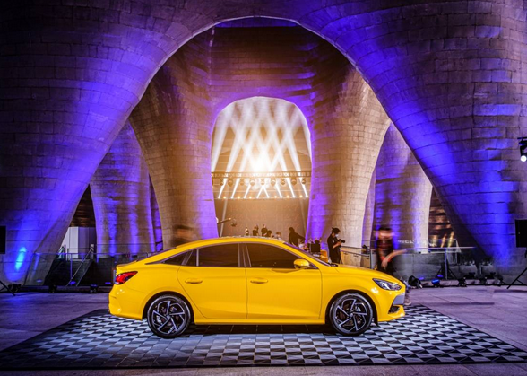  平民青奢潮跑 全新MG5“核能黄”完成首次演绎 