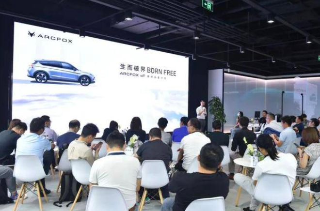  续航653km，百公里加速4.6秒，看ARCFOX αT如何 