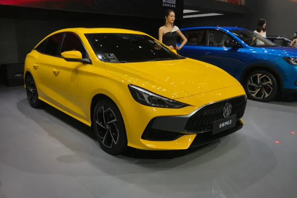 8万潮跑MG5、旗舰SUV MG领航齐登场，MG展台为何受