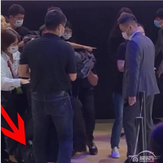 吉利自家礼仪小姐大闹展台被黑布裹走，只为了能提早下班？