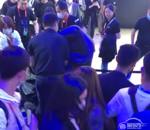 吉利自家礼仪小姐大闹展台被黑布裹走，只为了能提早下班？