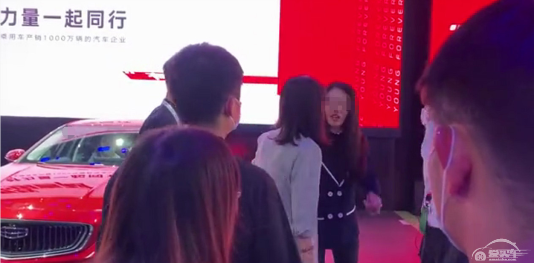 吉利自家礼仪小姐大闹展台被黑布裹走，只为了能提早下班？