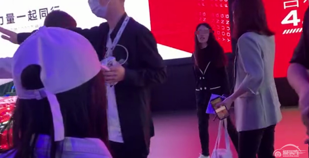 吉利自家礼仪小姐大闹展台被黑布裹走，只为了能提早下班？